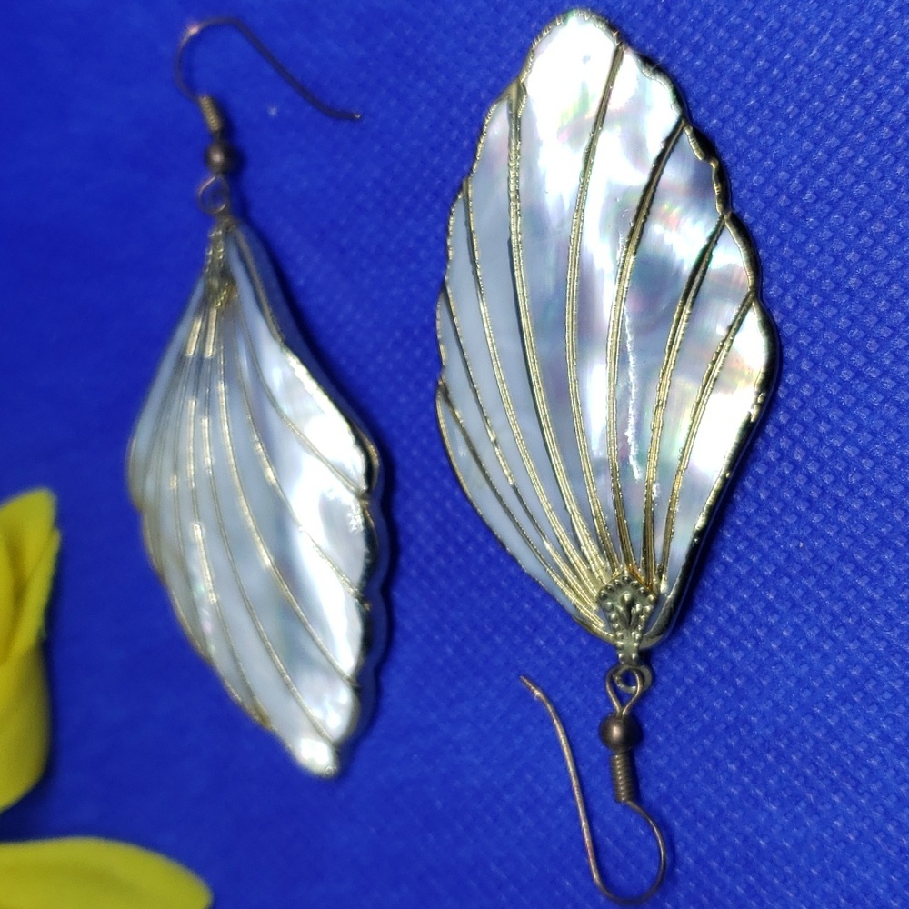 Vintage shell earrings with gold details
